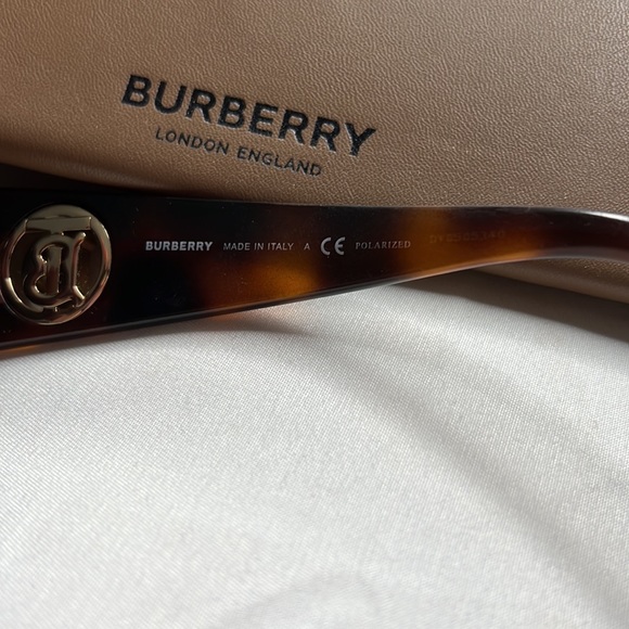 Burberry sunglasses authentic bought from macys includes case - Picture 9 of 9